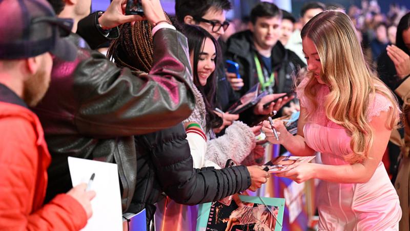 Sydney Sweeney a pozat nud, acoperită doar de vopsea aurie. Imaginile momentului cu cea mai râvnită blondă din showbiz