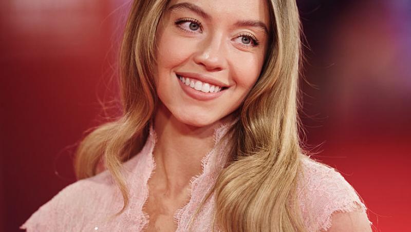 Sydney Sweeney a pozat nud, acoperită doar de vopsea aurie. Imaginile momentului cu cea mai râvnită blondă din showbiz