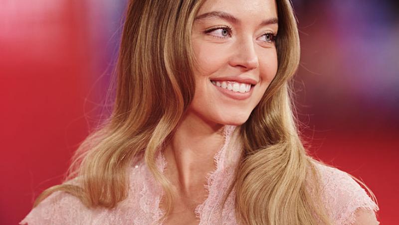 Sydney Sweeney a pozat nud, acoperită doar de vopsea aurie. Imaginile momentului cu cea mai râvnită blondă din showbiz
