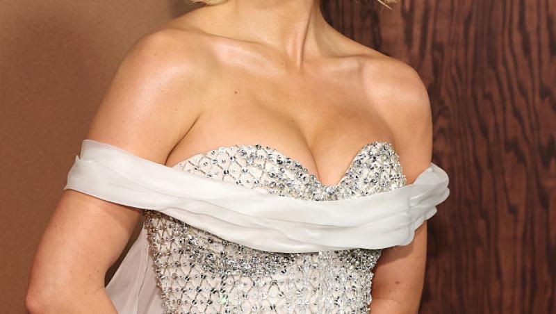 Sydney Sweeney a pozat nud, acoperită doar de vopsea aurie. Imaginile momentului cu cea mai râvnită blondă din showbiz