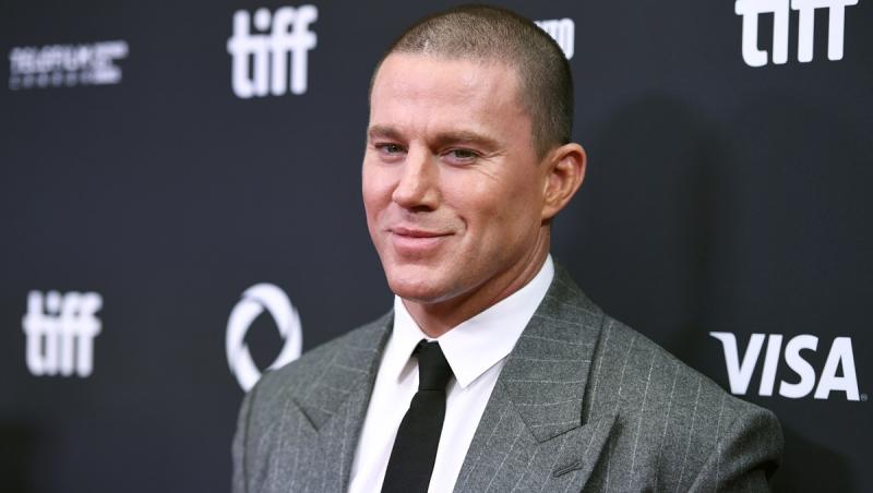 Channing Tatum, covorul roșu, pe fundal negru