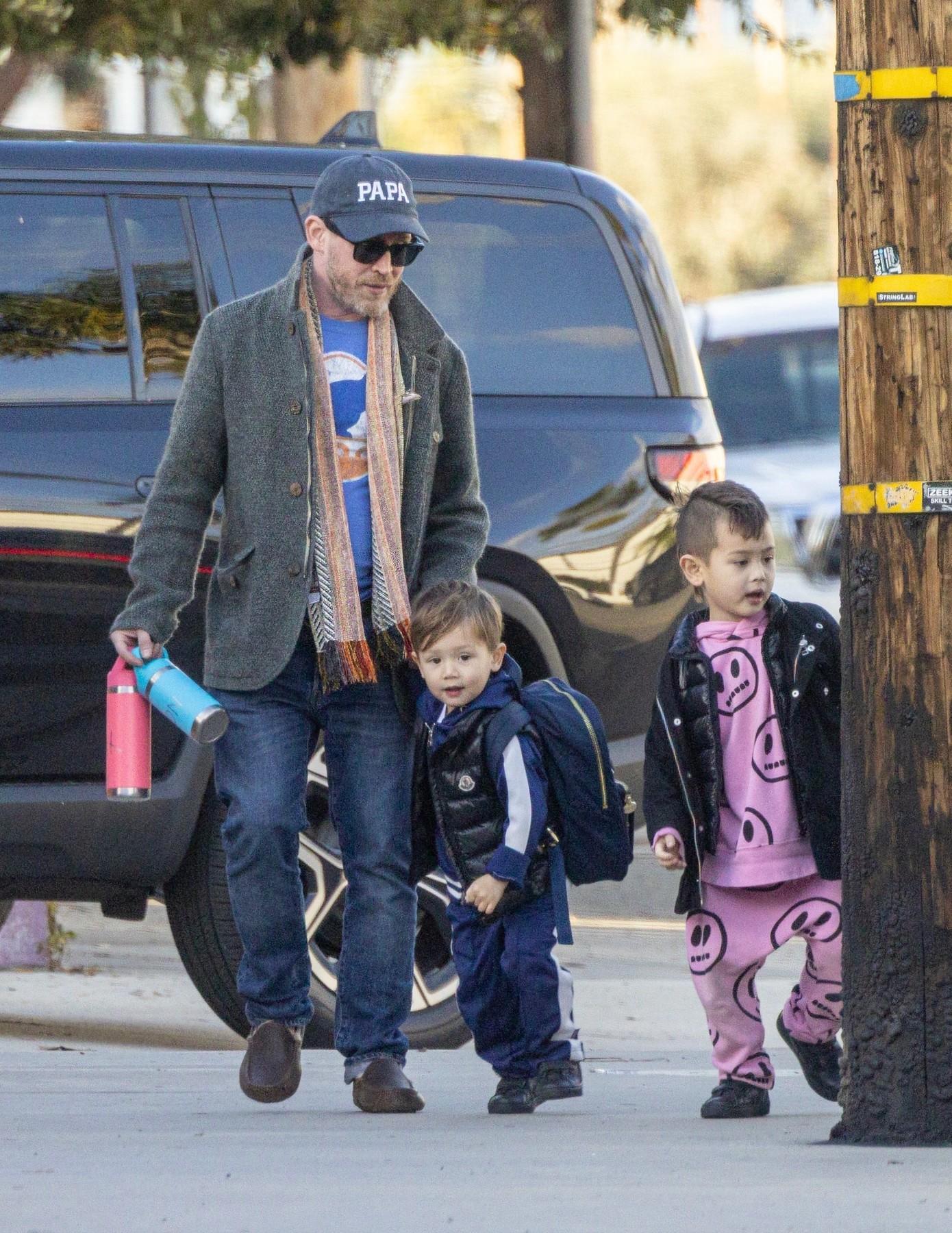 Macaulay Culkin pe stradă alături de copiii săi, Dakota și Carson, ianuarie 2026