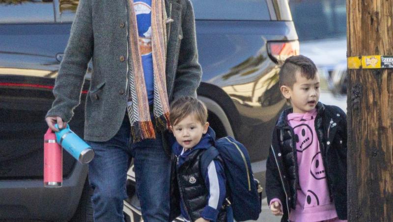 Macaulay Culkin pe stradă alături de copiii săi, Dakota și Carson, ianuarie 2026
