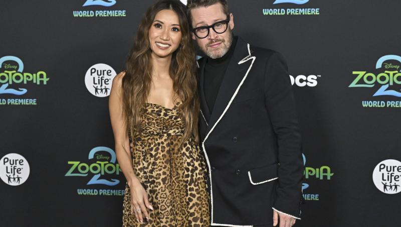 Macaulay Culkin pe covorul roșu alături de partenera sa, Brenda Song