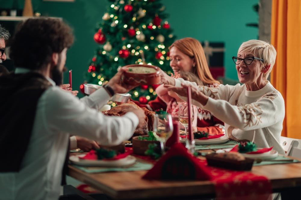 familie fericită la masă de sărbători