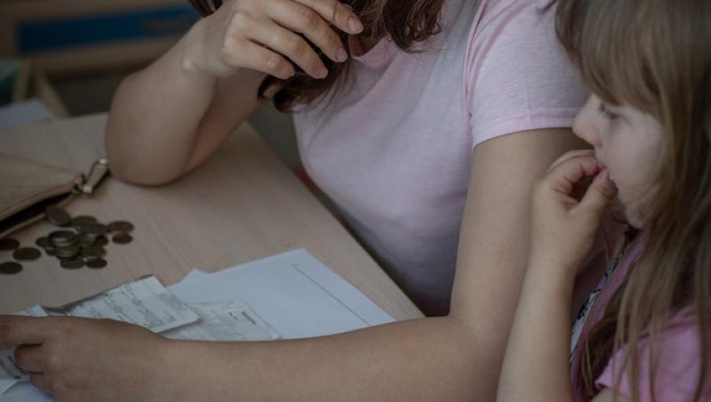 Cât costă, de fapt, să ai grijă de un copil și cât costă să trăiești singur în 2026. Care este mai avantajos în economia de astăzi