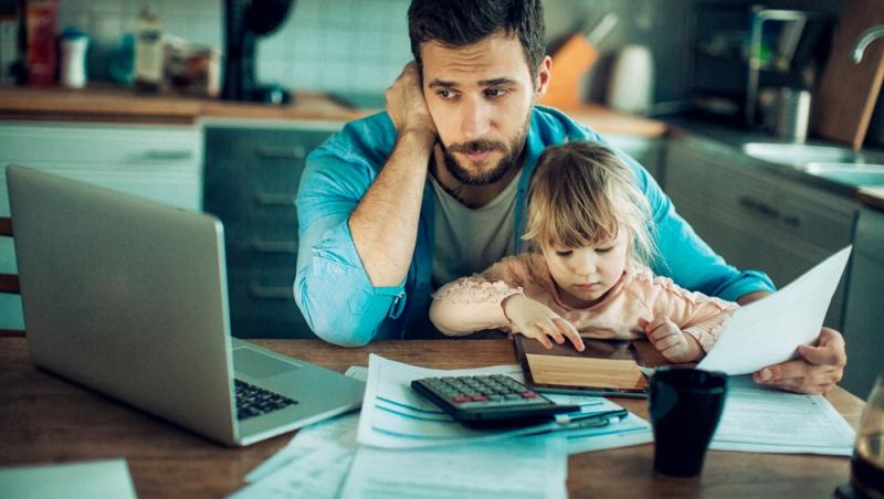 Cât costă, de fapt, să ai grijă de un copil și cât costă să trăiești singur în 2026. Care este mai avantajos în economia de astăzi