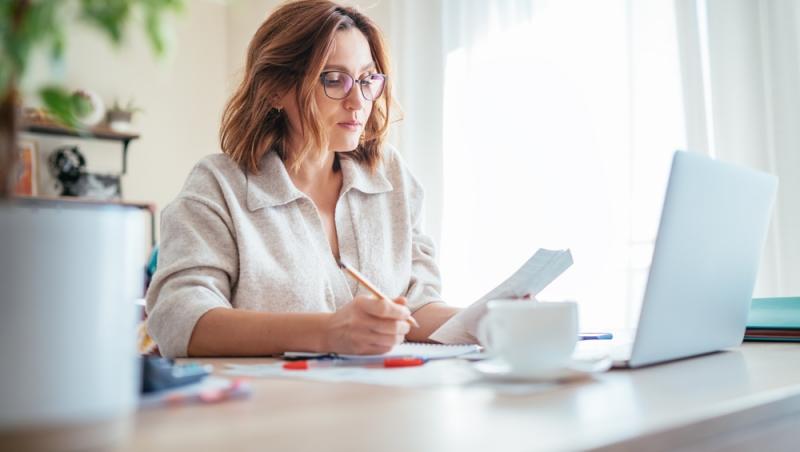 Cât costă, de fapt, să ai grijă de un copil și cât costă să trăiești singur în 2026. Care este mai avantajos în economia de astăzi