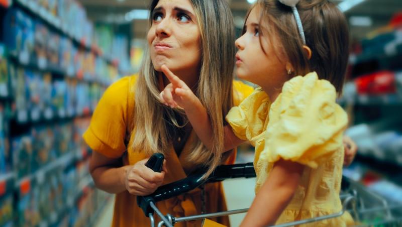 Cât costă, de fapt, să ai grijă de un copil și cât costă să trăiești singur în 2026. Care este mai avantajos în economia de astăzi