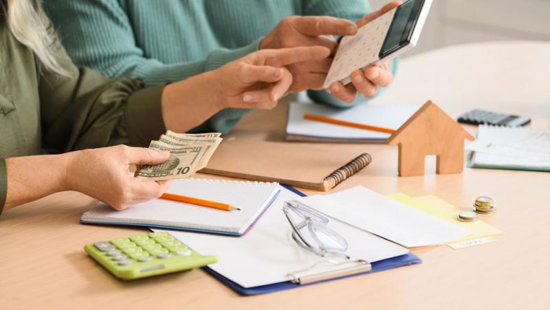 Cât costă, de fapt, să ai grijă de un copil și cât costă să trăiești singur în 2026. Care este mai avantajos în economia de astăzi