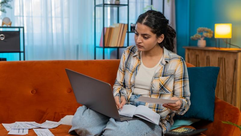 Cât costă, de fapt, să ai grijă de un copil și cât costă să trăiești singur în 2026. Care este mai avantajos în economia de astăzi