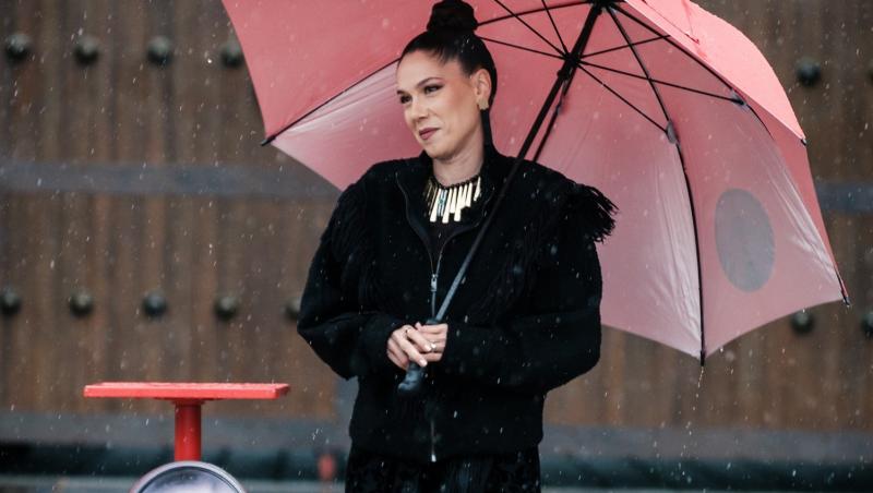 imagine cu irina fodor tinand o umbrela roz, la asia express