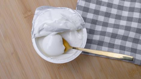 Skyr și iaurtul grecesc par aproape identice, dar nu sunt. Care are mai multe proteine și mai puține grăsimi