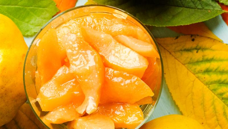 Dulceață de gutui ca pe vremea bunicii. Secretul pentru o culoare rubinie și bucăți de fruct care nu se sfărâmă