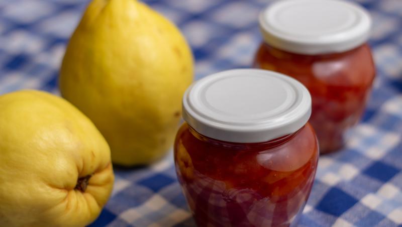 Dulceață de gutui ca pe vremea bunicii. Secretul pentru o culoare rubinie și bucăți de fruct care nu se sfărâmă