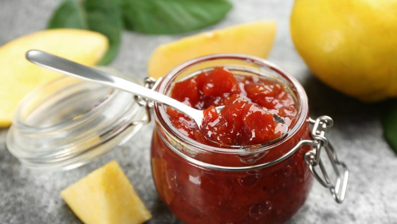 Dulceață de gutui ca pe vremea bunicii. Secretul pentru o culoare rubinie și bucăți de fruct care nu se sfărâmă