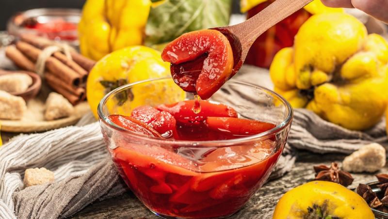 Dulceață de gutui ca pe vremea bunicii. Secretul pentru o culoare rubinie și bucăți de fruct care nu se sfărâmă