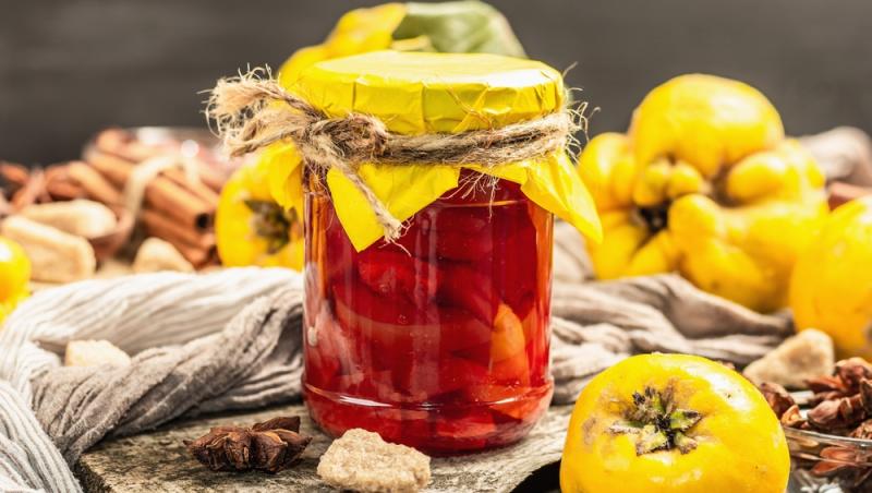 Dulceață de gutui ca pe vremea bunicii. Secretul pentru o culoare rubinie și bucăți de fruct care nu se sfărâmă