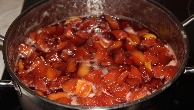 Dulceață de gutui ca pe vremea bunicii. Secretul pentru o culoare rubinie și bucăți de fruct care nu se sfărâmă