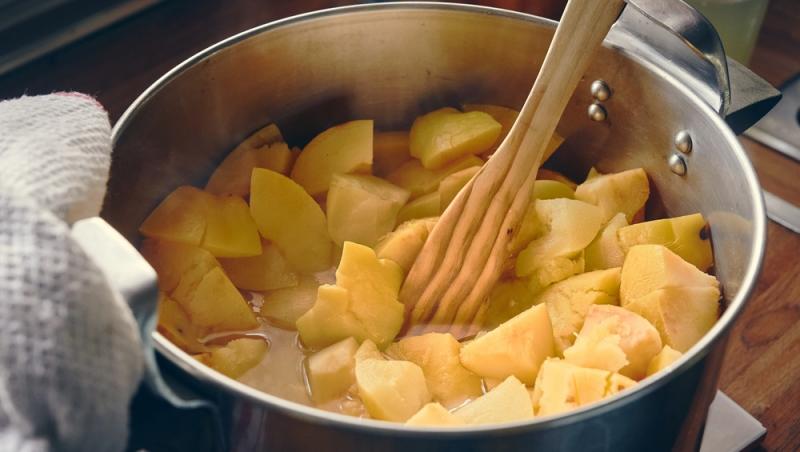 Dulceață de gutui ca pe vremea bunicii. Secretul pentru o culoare rubinie și bucăți de fruct care nu se sfărâmă