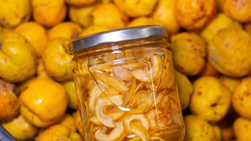 Dulceață de gutui ca pe vremea bunicii. Secretul pentru o culoare rubinie și bucăți de fruct care nu se sfărâmă