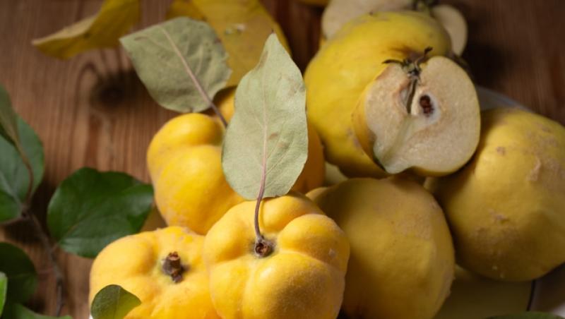 Dulceață de gutui ca pe vremea bunicii. Secretul pentru o culoare rubinie și bucăți de fruct care nu se sfărâmă