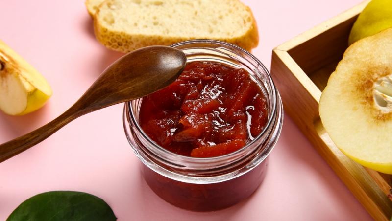 Dulceață de gutui ca pe vremea bunicii. Secretul pentru o culoare rubinie și bucăți de fruct care nu se sfărâmă
