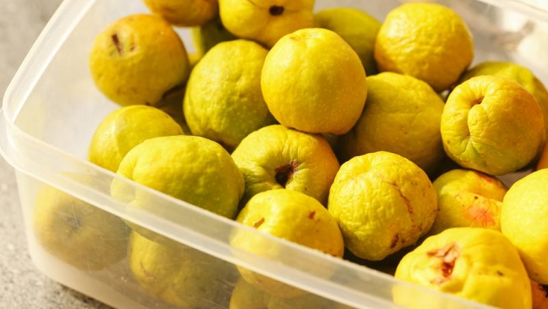 Dulceață de gutui ca pe vremea bunicii. Secretul pentru o culoare rubinie și bucăți de fruct care nu se sfărâmă