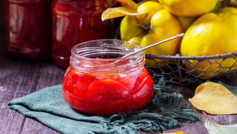 Dulceață de gutui ca pe vremea bunicii. Secretul pentru o culoare rubinie și bucăți de fruct care nu se sfărâmă