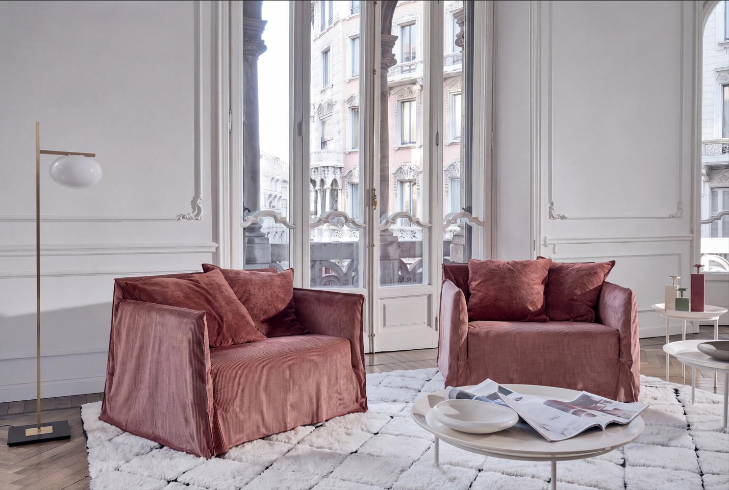 imagine cu fotolii mari roz intr-o casă cu decor preponderent alb