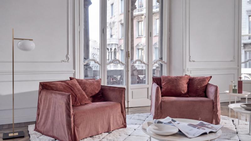 imagine cu fotolii mari roz intr-o casă cu decor preponderent alb