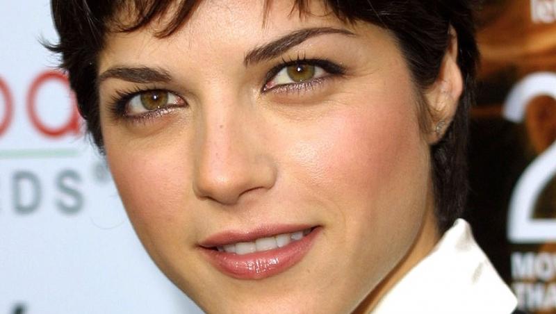 Actrița Selma Blair a fost arestată după ce a devenit violentă în timpul unui zbor. Acuzațiile nu se opresc aici