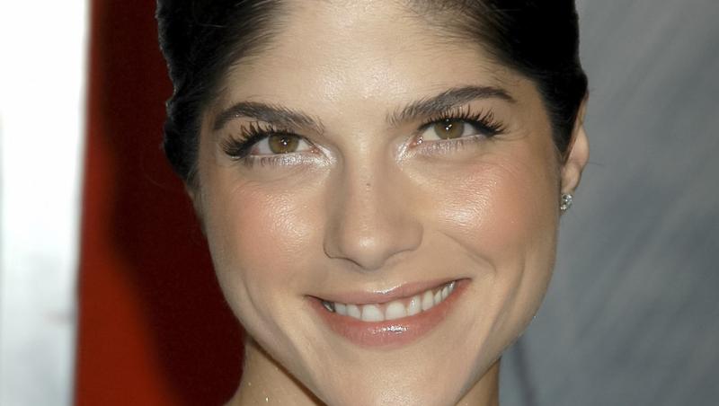Actrița Selma Blair a fost arestată după ce a devenit violentă în timpul unui zbor. Acuzațiile nu se opresc aici