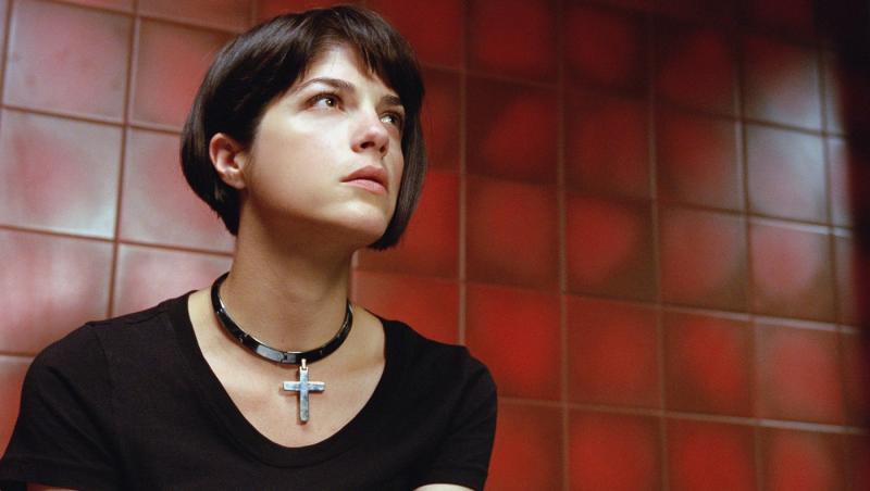 Actrița Selma Blair a fost arestată după ce a devenit violentă în timpul unui zbor. Acuzațiile nu se opresc aici