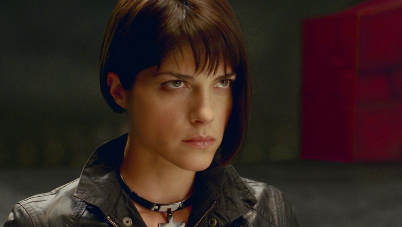 Actrița Selma Blair a fost arestată după ce a devenit violentă în timpul unui zbor. Acuzațiile nu se opresc aici