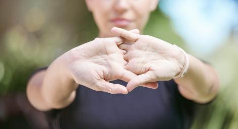 Mișcările simple ale m&acirc;inilor care ar putea dezvălui primele semne ale declinului cognitiv. Ce spun specialiștii