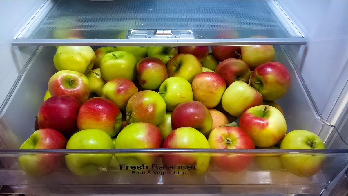 Merele pot fi păstrate la congelator p&acirc;nă la 6 luni fără să &icirc;și piardă gustul. Trucul simplu care le &icirc;mpiedică să se &icirc;nnegrească