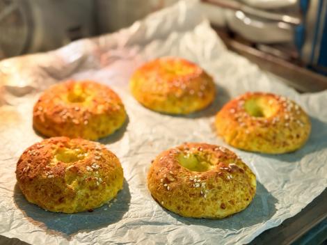 Cottage Cheese Bagels. Rețetă de covrigi pufoși, bogați &icirc;n proteine