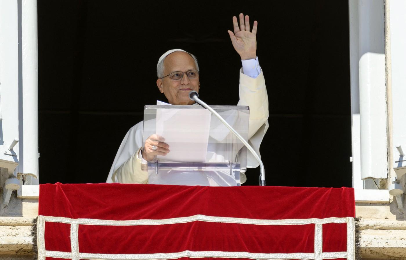 papa leon al XIV la balcon salutând credincioșii