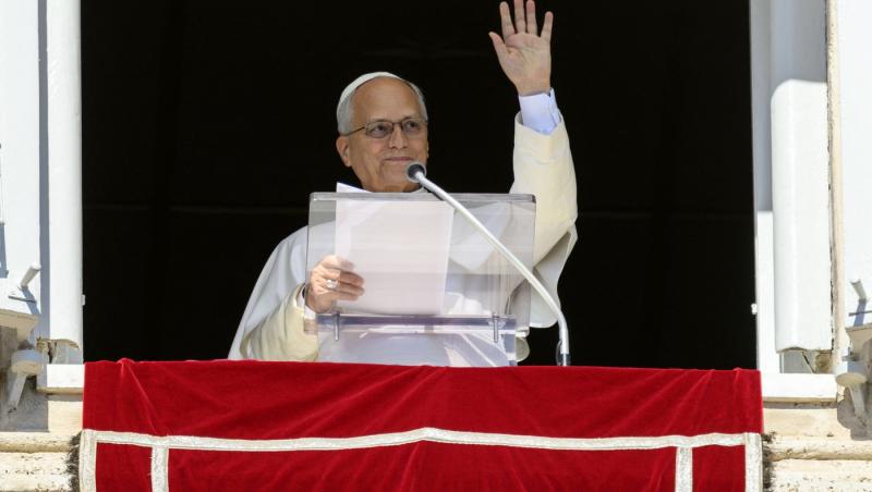 papa leon al XIV la balcon salut&acirc;nd credincioșii