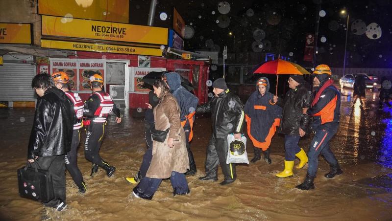 Dezastru în Istanbul! Mașini luate de ape, străzi transformate în râuri și un copil mort. Imagini dramatice