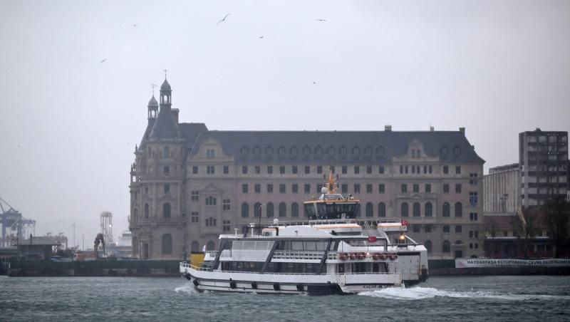 Dezastru în Istanbul! Mașini luate de ape, străzi transformate în râuri și un copil mort. Imagini dramatice