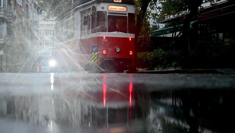 Dezastru în Istanbul! Mașini luate de ape, străzi transformate în râuri și un copil mort. Imagini dramatice