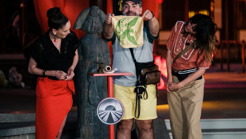 irina fodor, maurice munteanu țin&acirc;nd eșarfa verde și connie preda