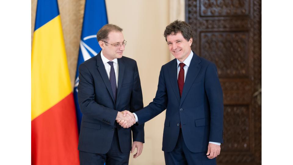 luca niculescu dă mâna cu președintele nicușor dan