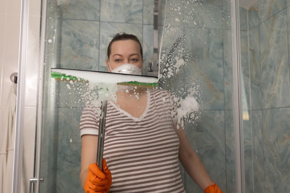 Locul din baie &icirc;n care poate apărea mucegai fără să observi. Cum &icirc;l cureți corect și &icirc;mpiedici să reapară