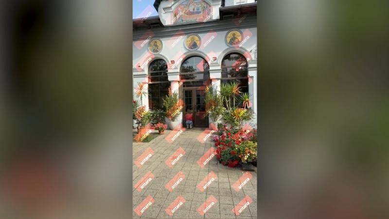 Claudia Pătrășcanu, în lacrimi și în genunchi în fața unei biserici închise! Artista îl imploră pe Dumnezeu să-și revadă copiii
