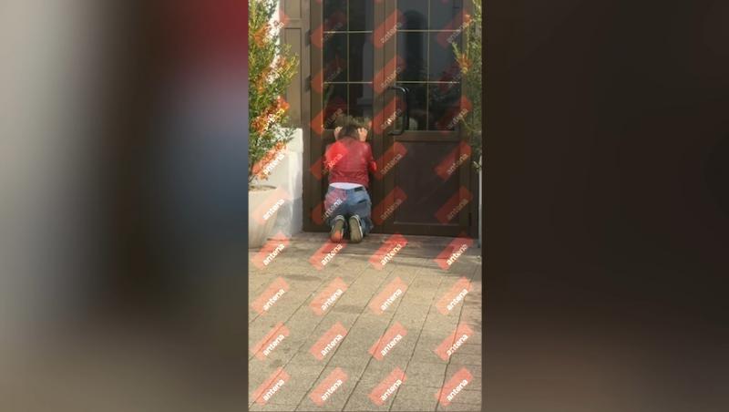 Claudia Pătrășcanu, în lacrimi și în genunchi în fața unei biserici închise! Artista îl imploră pe Dumnezeu să-și revadă copiii