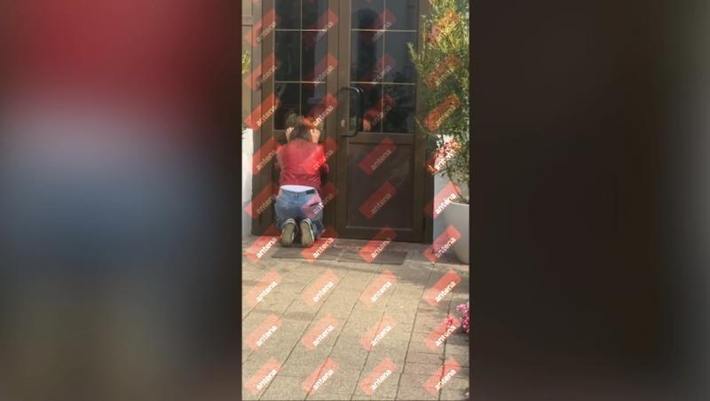 Claudia Pătrășcanu, în lacrimi și în genunchi în fața unei biserici închise! Artista îl imploră pe Dumnezeu să-și revadă copiii