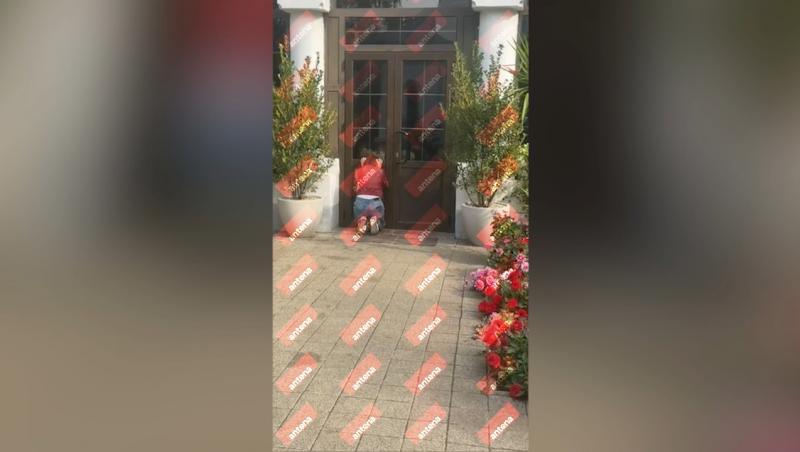 Claudia Pătrășcanu, în lacrimi și în genunchi în fața unei biserici închise! Artista îl imploră pe Dumnezeu să-și revadă copiii